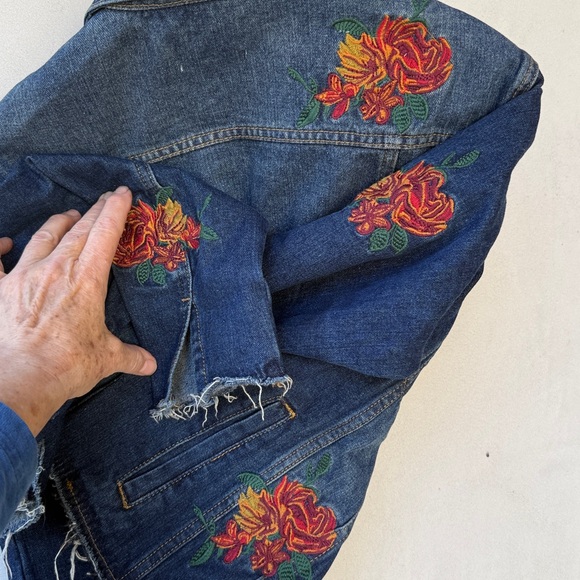 NWT jean JACKET denim -Colorful Floral Embroidery- fringe sleeve/hem S M - Picture 8 of 17